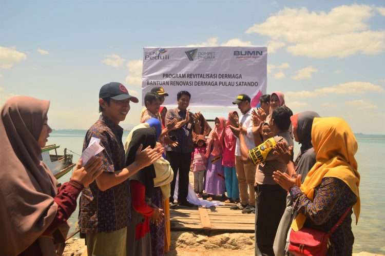 PT PLN (Persero) PUSMANPRO – UPMK V bekerja sama dengan Dompet Dhuafa Sulsel merenovasi dermaga di Pulau Satando, Kab. Pangkep.