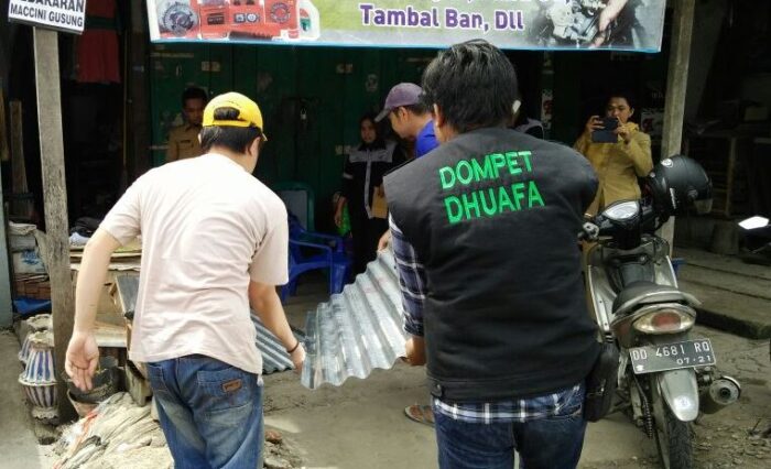 bantuan-dompet-dhuafa-sulsel-berupa-seng-kepada-korban-kebakaran-maccini-sawah-makassar