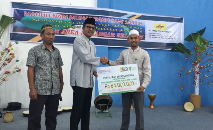 Penyerahan simbolis Zakat Karyawan PT PLN kepada Dompet Dhuafa Sulsel