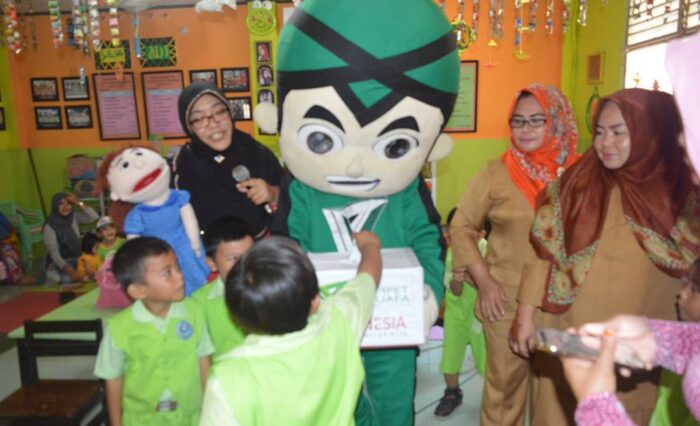 bersedekah untuk kemanusiaan oleh murid TK AL MUHAJIRIN, Pallantikang Gowa