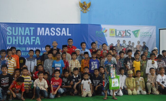 foto bersama peserta sunatan massal dalam acara sunat massal dhuafa