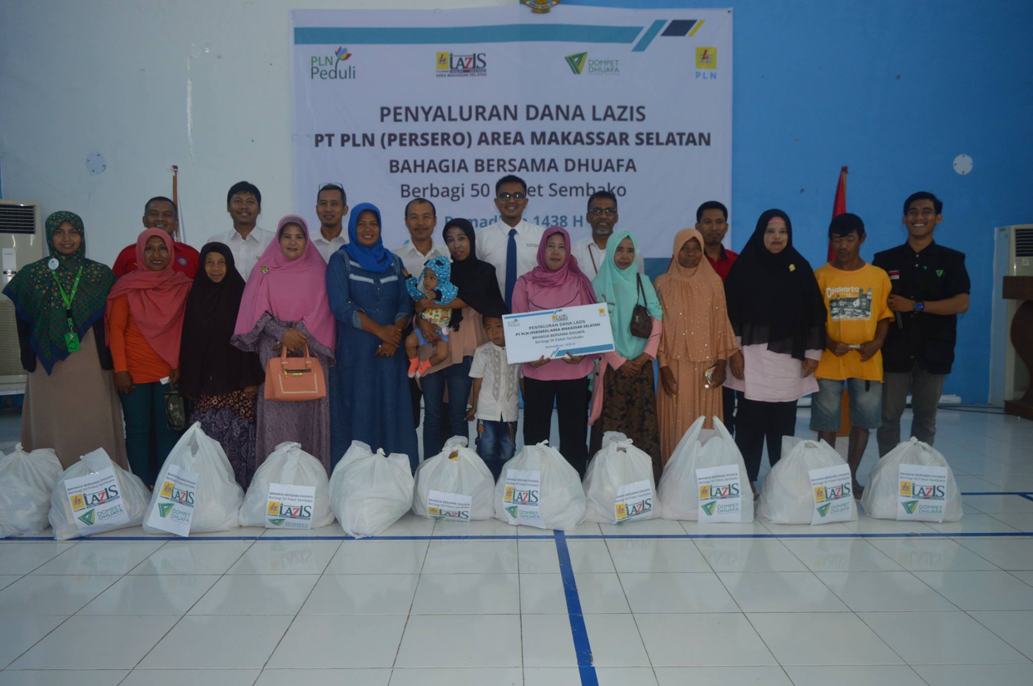 PLN gandeng Dompet Dhuafa Berbagi Paket Sembako untuk Dhuafa