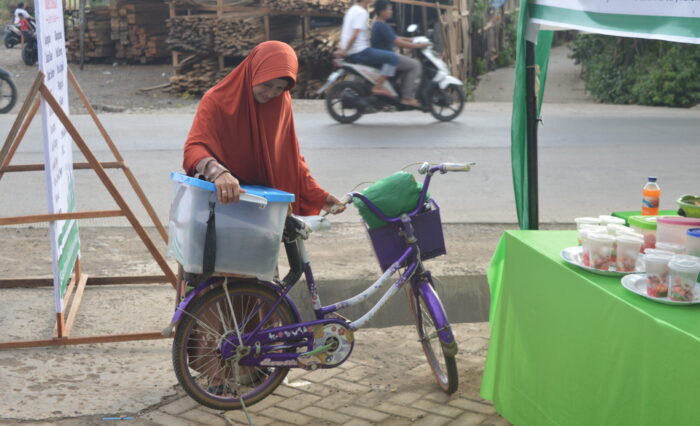 IBU KANIA menuju gerai jualan takjil