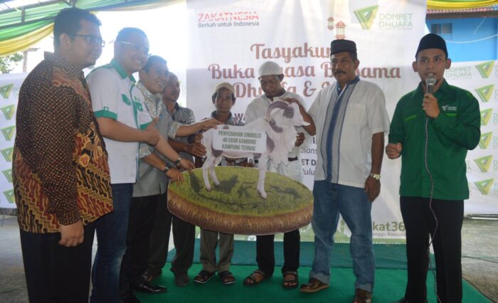 penyerahan simbolis program kampung ternak oleh Wakil Walikota Makassar