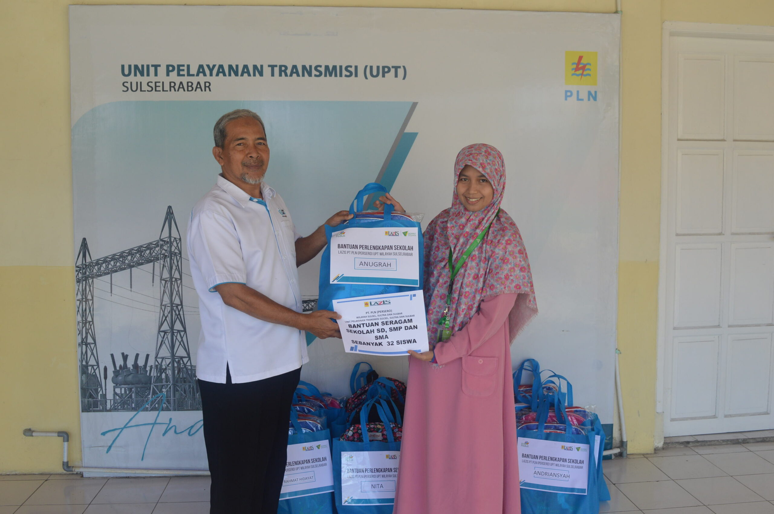 Lazis PLN-Dompet Dhuafa Sulsel Salurkan Seragam Sekolah