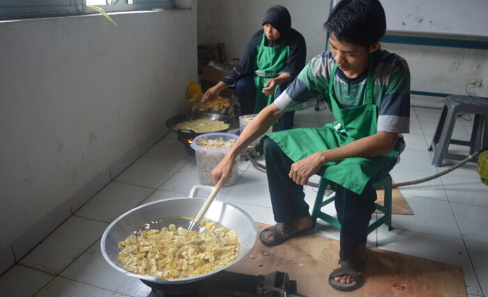 Berdayakan Dhuafa Melalui Olahan Keripik Pisang 2