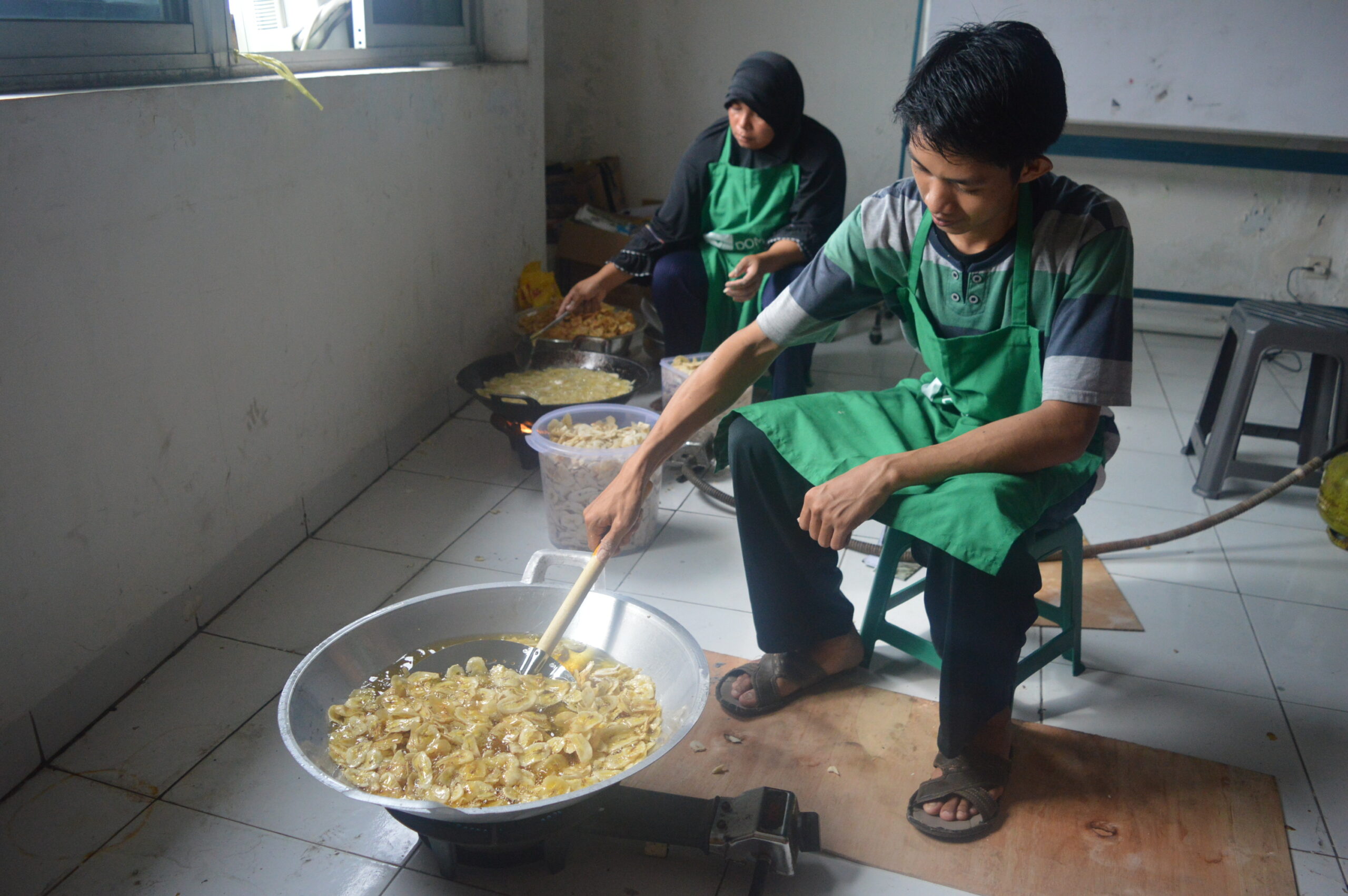 Berdayakan Dhuafa Melalui Olahan Keripik Pisang