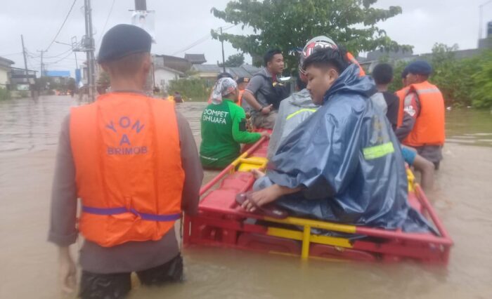 BANJIR MELUAS SELIMUTI SULAWESI SELATAN, DOMPET DHUAFA SULSEL BERSAMA SAR GABUNGAN LANJUTKAN EVAKUASI KORBAN