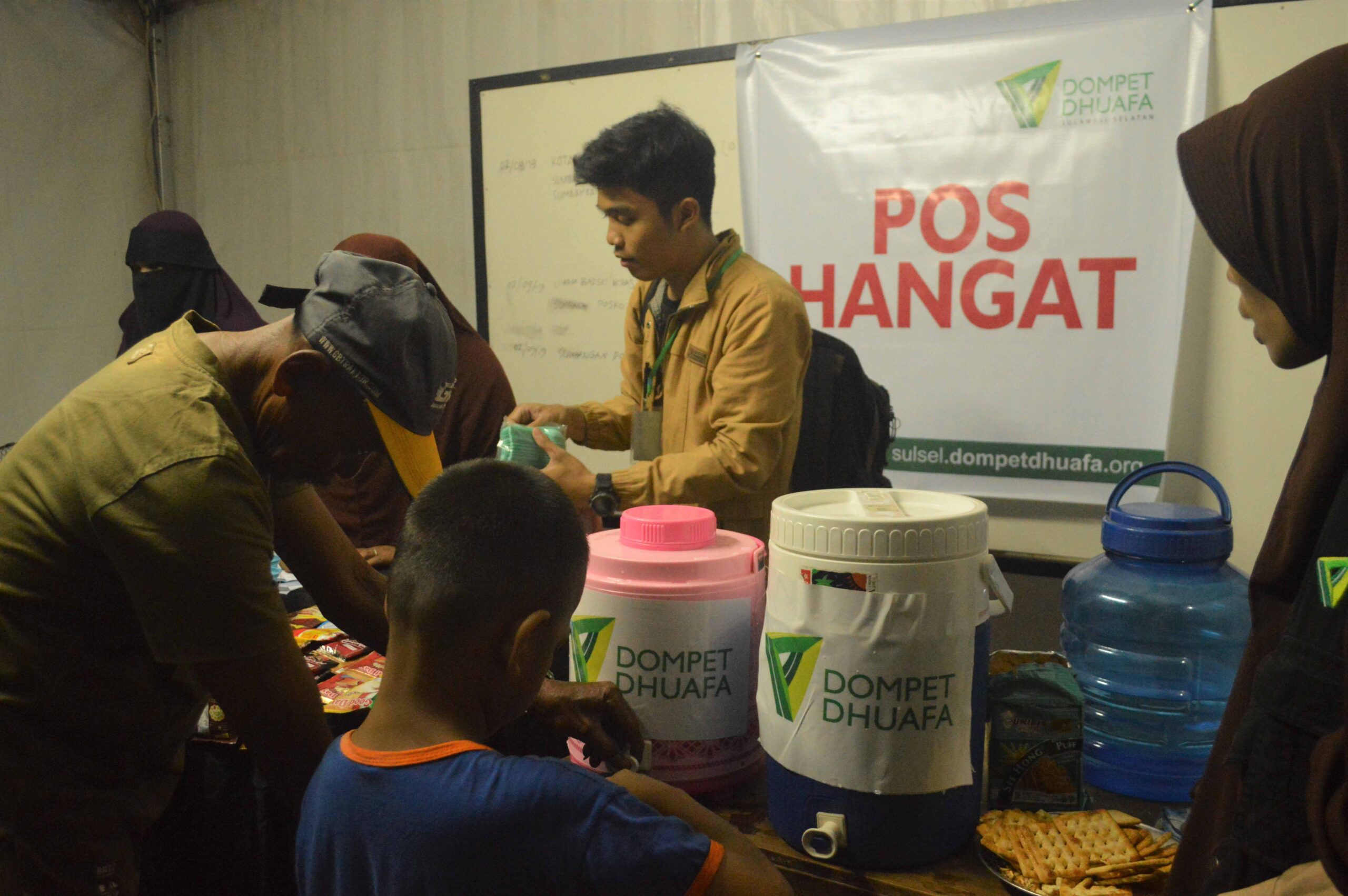 TURUN MEMBANTU WARGA KORBAN KEBAKARAN DI ABU BAKAR LAMBOGO, DOMPET DHUAFA SULSEL BUKA POS HANGAT