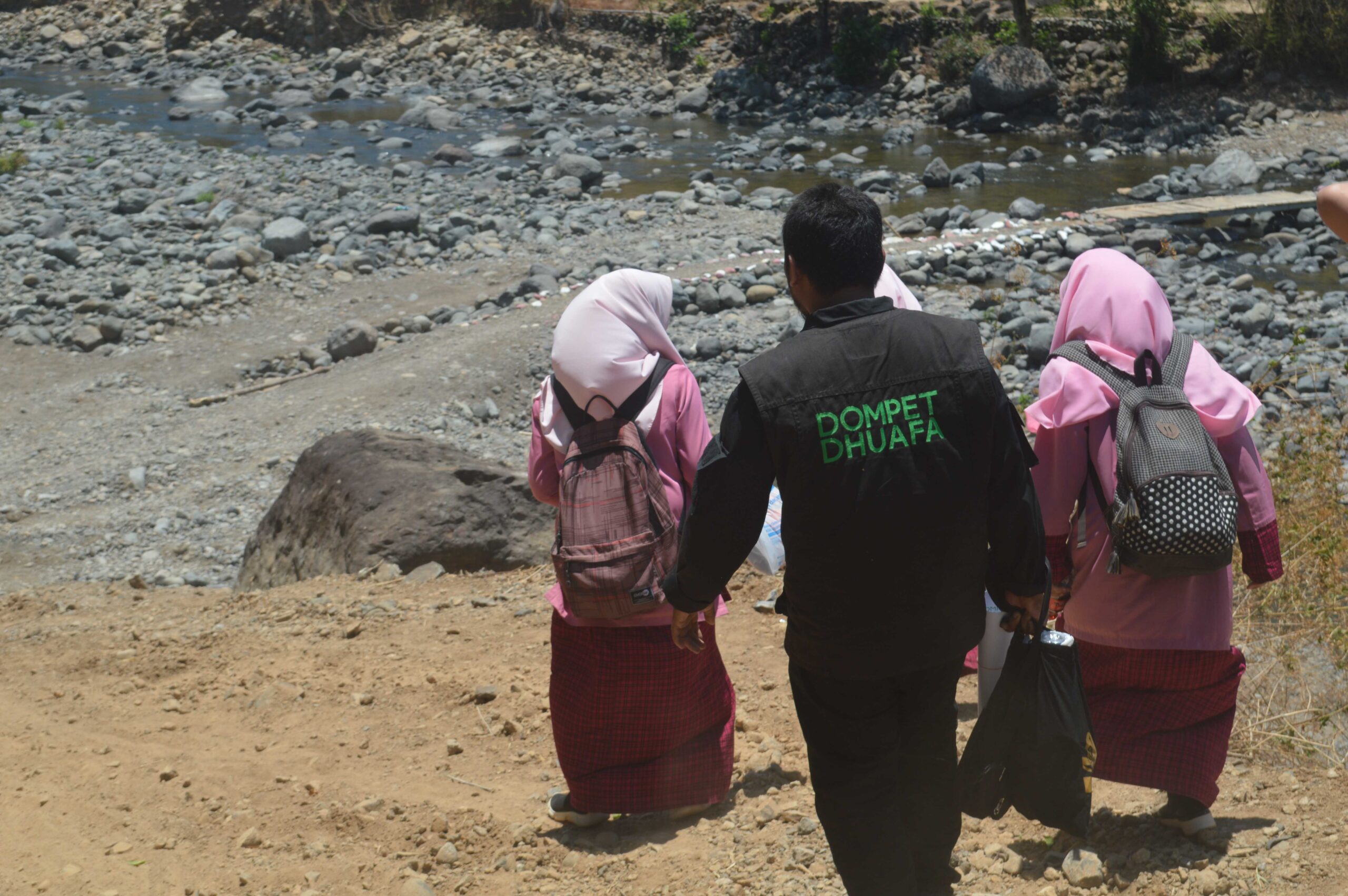 Dompet Dhuafa Sulsel Salurkan Donasi Untuk Renovasi Kelas Jauh MI Hidayatullah di Kampung Pattiro, Maros.