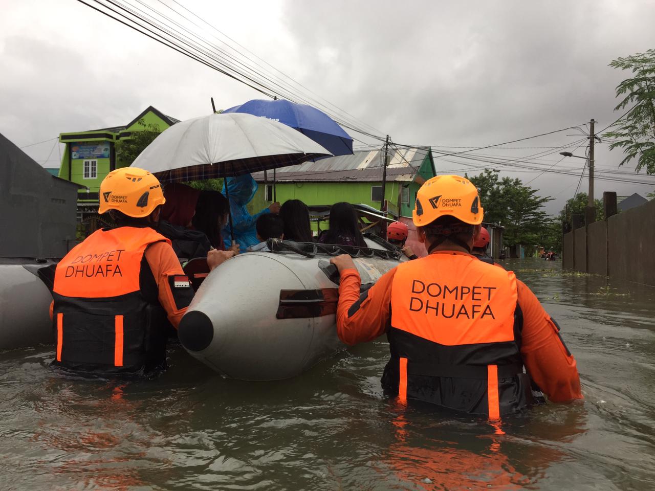 Respon Banjir Makassar, Dompet Dhuafa Bantu Evakuasi Hingga Pelayanan Medis Gratis