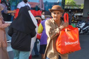 Telkomsel Siaga Gandeng Dompet Dhuafa Sulsel Salurkan Ratusan Paket Sembako