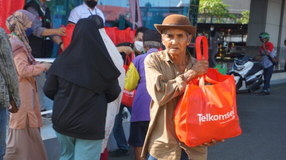 Telkomsel Siaga Gandeng Dompet Dhuafa Sulsel Salurkan Ratusan Paket Sembako