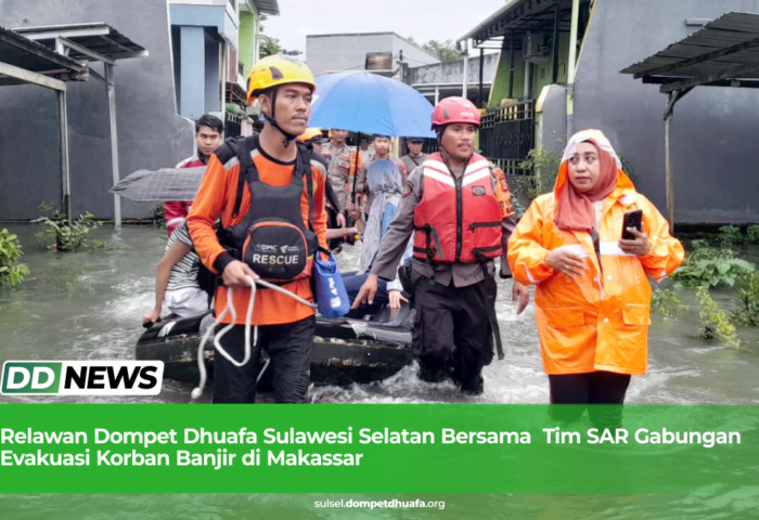 Relawan Dompet Dhuafa Sulawesi Selatan Bersama Tim SAR Gabungan Evakuasi Korban Banjir di Makassar